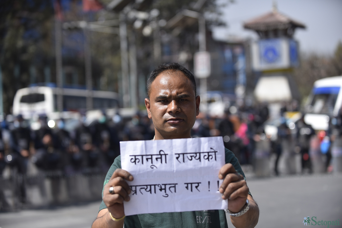 घरजग्गा गुमाएपछि त्यही तनावमा ७५ वर्षीय बुवा गुमाएका बाइपासका सुमन मानन्धर। तस्बिर: नारायण महर्जन/सेतोपाटी